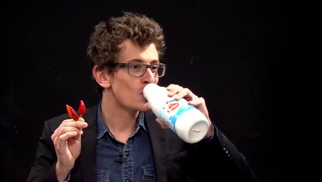 Sam mange un piment parce que c'est un fou