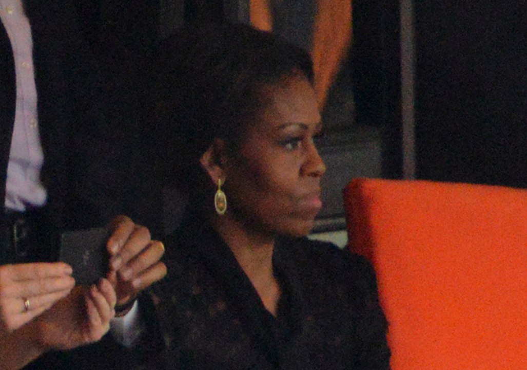 ZAPPING ACTU DU 11/12/2013 - La jalousie de Michelle Obama lors des obsèques de Mandela