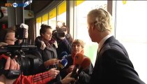 Zeehondje kruipt bij Wilders op schoot - RTV Noord