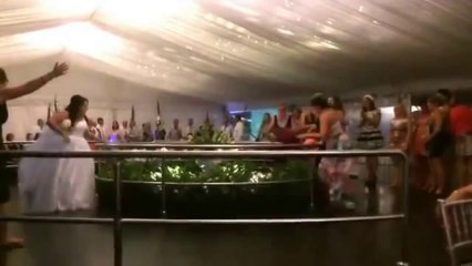 Lo que una mujer es capaz de hacer por atrapar el ramo de la novia