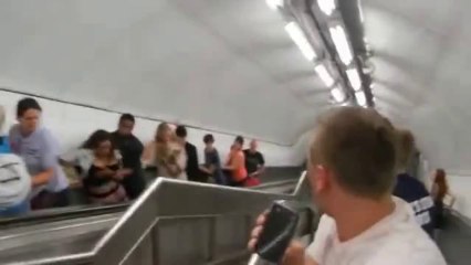 FAIL Caida de idiota en escalera mecánica