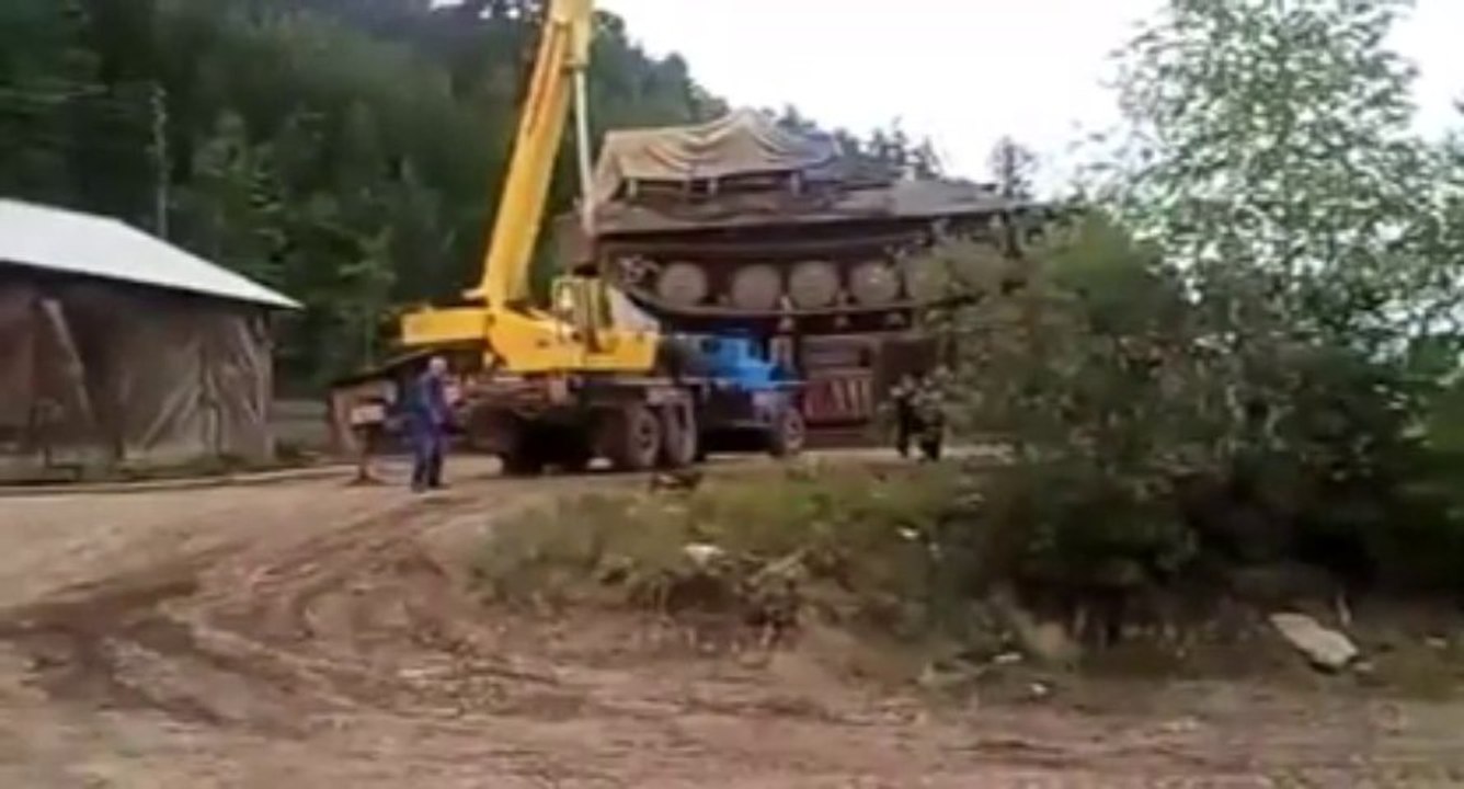 Camion grue qui se retourne! FAIL