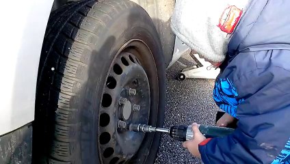 Tom change les roues de maman