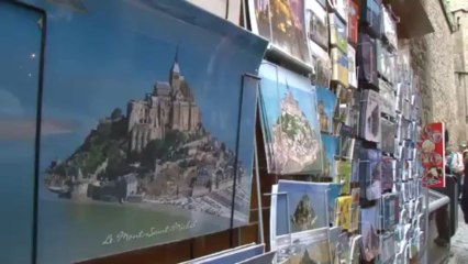 La Poste en été c'est un accueil adapté pour tous les touristes. Exemple au Mont Saint Michel