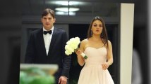 Brautjungfer Mila Kunis sieht toll auf der Hochzeit von Ashton Kutchers Bruder aus