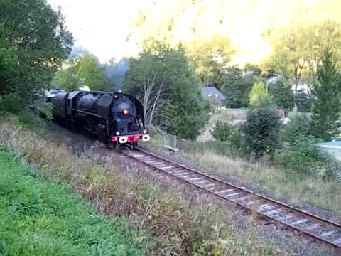141 R 840 & CC72084, en double traction, sur la rampe de 35/1000 ( 3,5 % ), arrivent en gare de LE MONT DORE