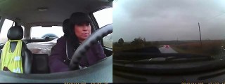 Une femme super zen pendant un accident de voiture