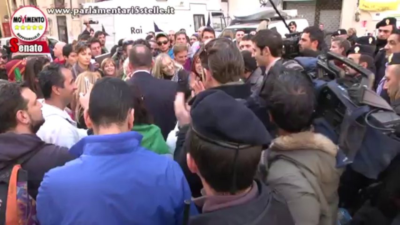 Cittadini in piazza contro il Governo Letta: "Chiedete la fiducia ai cittadini!" - MoVimento 5 Stelle