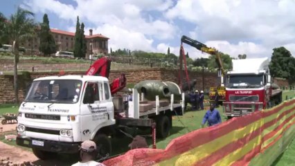 Sudafricanos lloran ante el cuerpo de Mandela