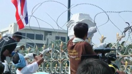 Thai protesters climb into government building
