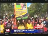Miles de sudafricanos despidieron a Nelson Mandela entre cantos y bailes (1/2)
