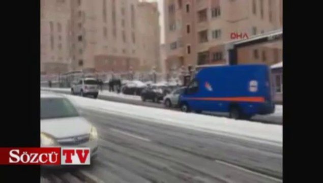 Kar lastiği olmayan araçlar yolda kaldı