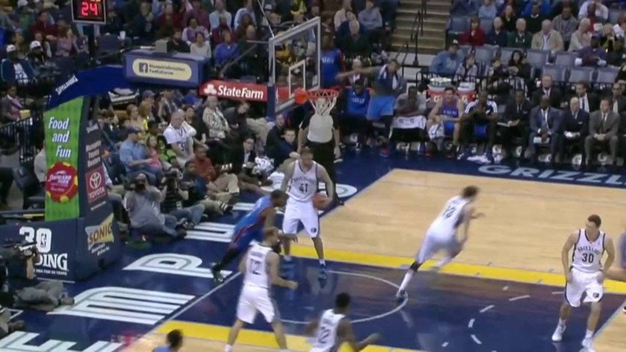 Kevin Durant traverse tout le terrain et attaque le cercle