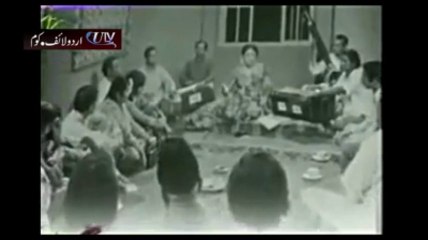 Dasht e Tanhaai Main Ay Jaan e Jahaan.. Faiz.. Iqbal Bano..  (PTV Nikhar)