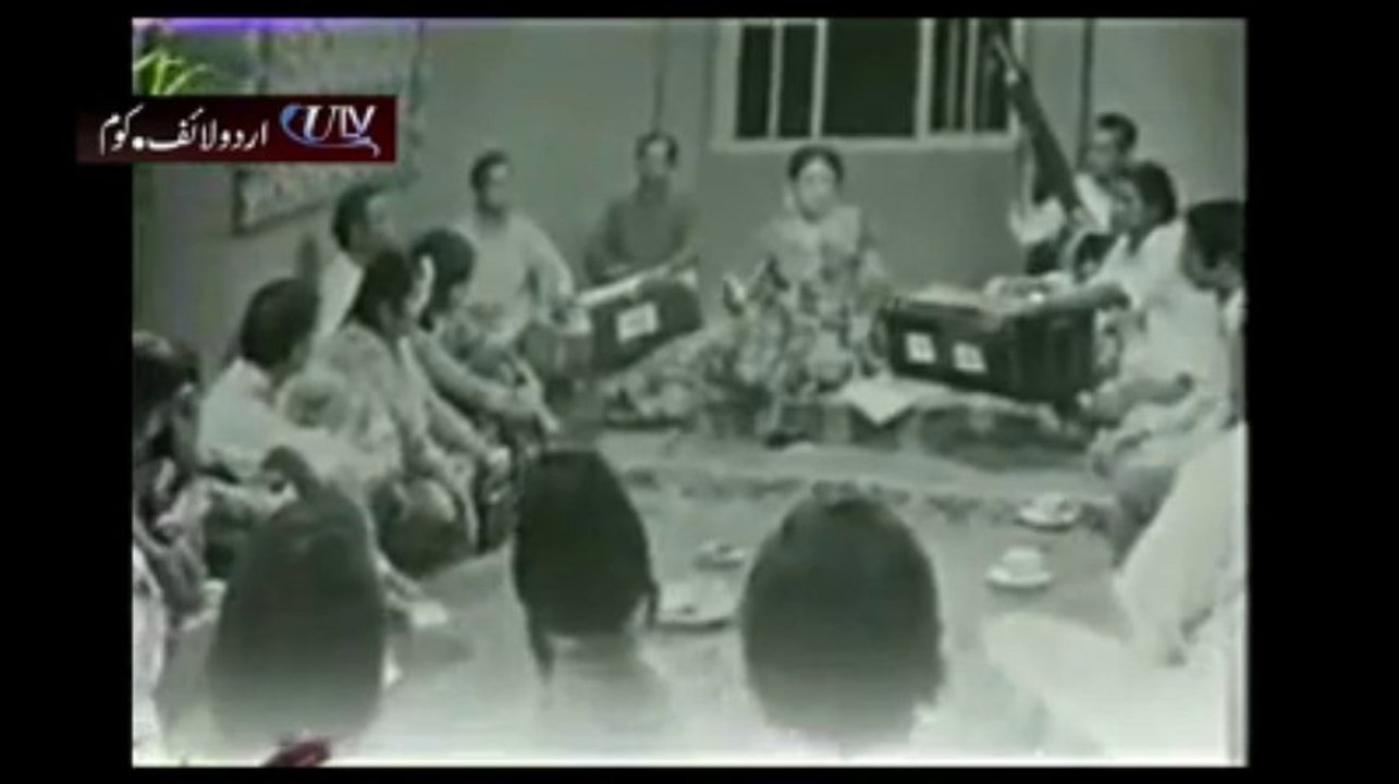 Dasht e Tanhaai Main Ay Jaan e Jahaan.. Faiz.. Iqbal Bano..  (PTV Nikhar)