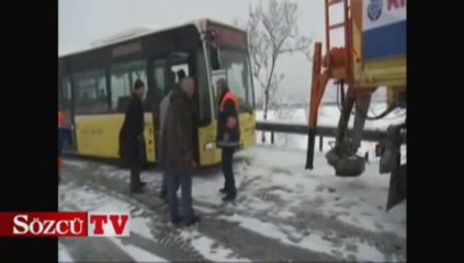 Скачать видео: İETT otobüsü buz tutan yolda kaldı