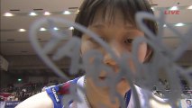 Hitomi Nakamichi signs autograph on lens