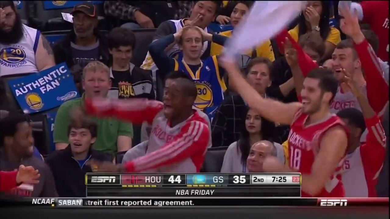Houston Rockets go wild after Dwight Howard hits a 3