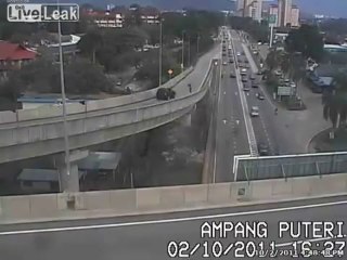 Motorsiklet sürücüsü köprüden düşüyor