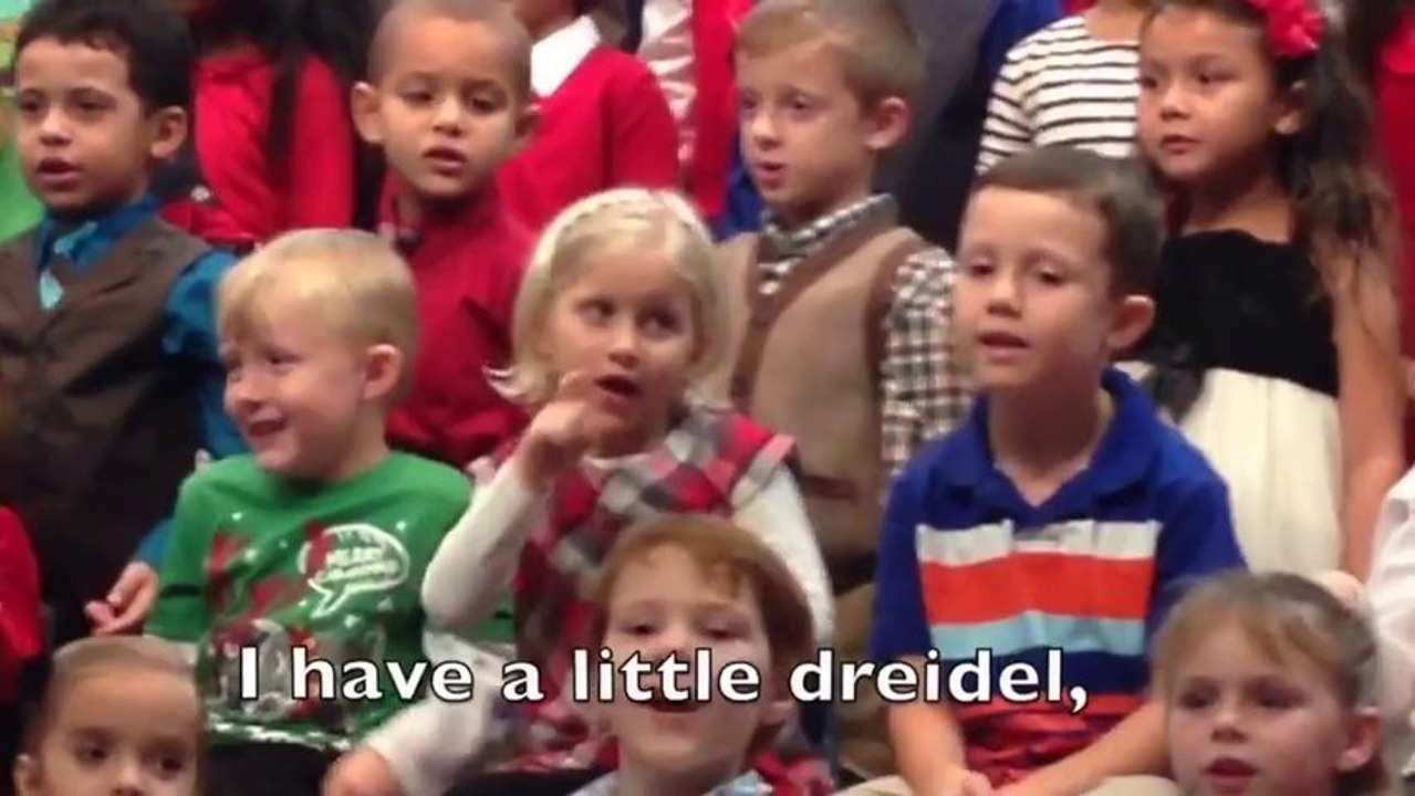 Une petite fille chante en langue des signes pour ses parents sourds! Trop mignon!