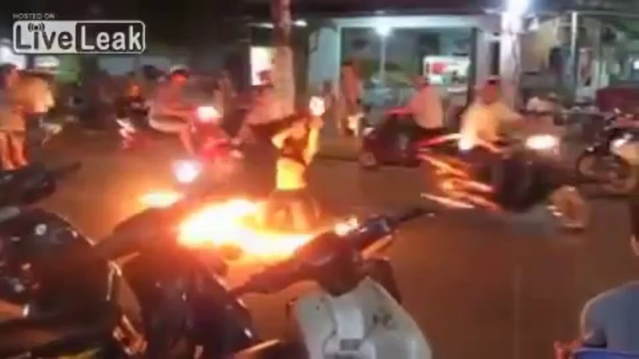 Smoking hot street girl in Vietnam