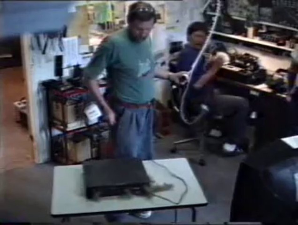 [Video divertenti] - Un pazzo attacca una presa da 220v ad un portatile e...........ooops