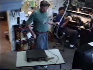 [Video divertenti] - Un pazzo attacca una presa da 220v ad un portatile e...........ooops