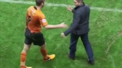 Insolite : Il tacle l’entraineur adverse !!!