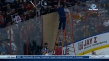 Remplacer une vitre cassée au Hockey sur glace : débiles!