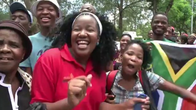 Thousands of South Africans wait to file past Mandela's coffin
