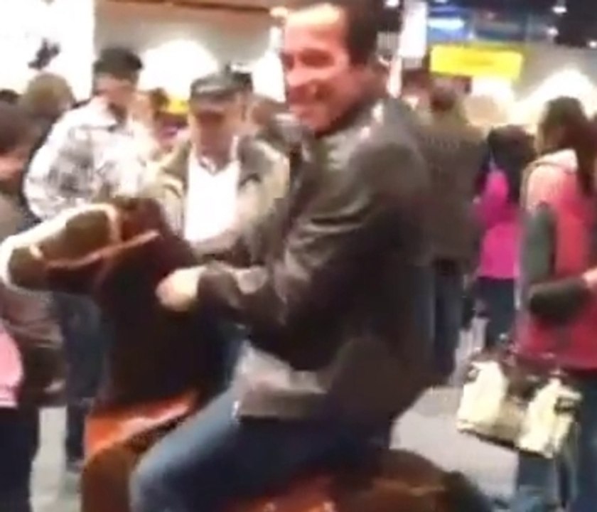 Arnold Schwarzenegger fait joujou avec un cheval pour enfant