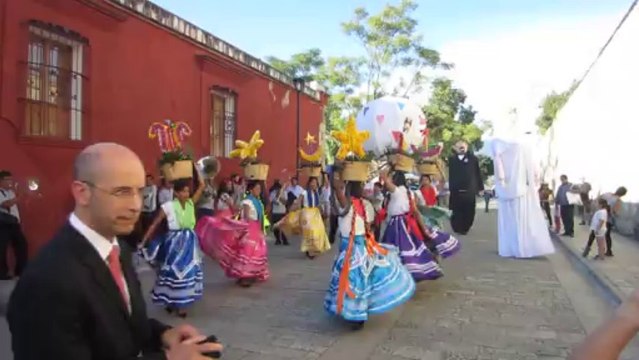 DANSES TRADITIONNELLES DANS LES RUES D'OAXACA (MEXIQUE) LE 17 NOVEMBRE 2013