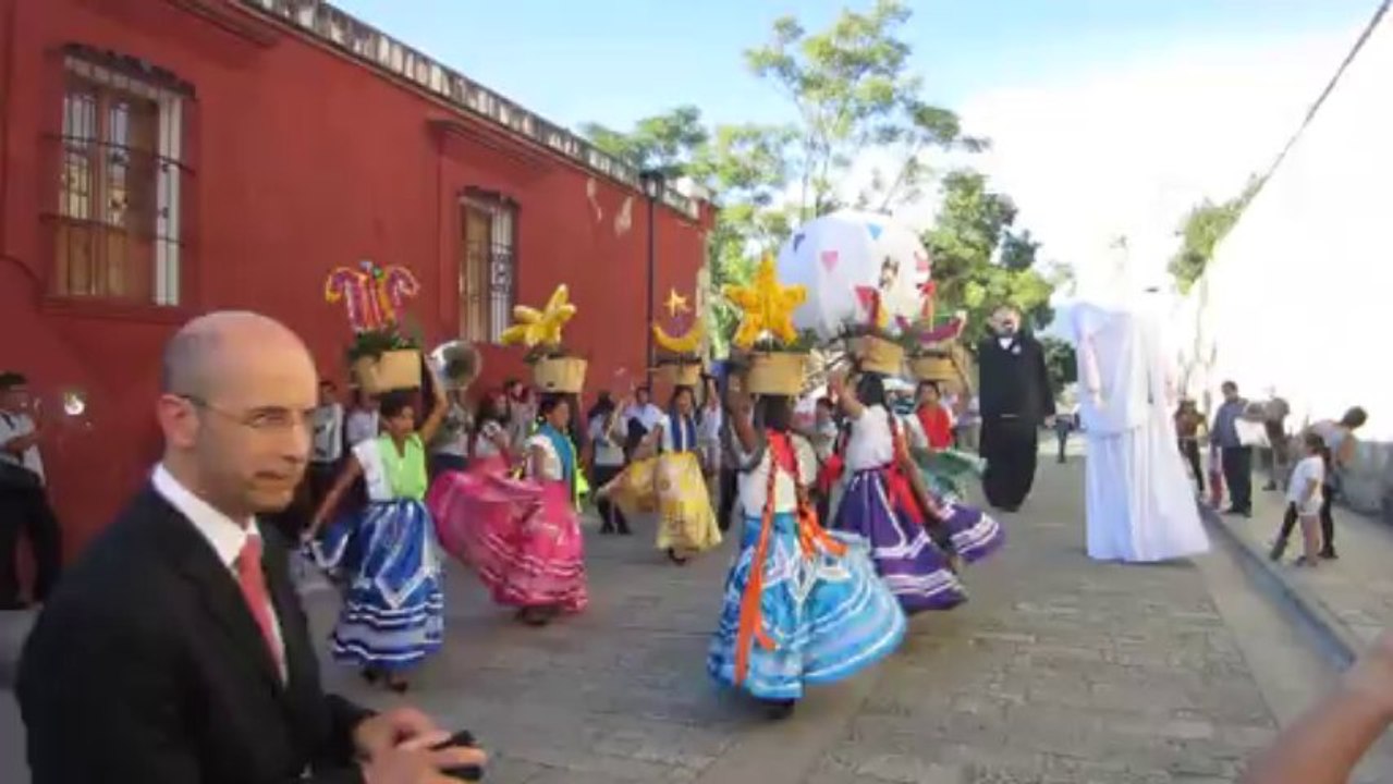 DANSES TRADITIONNELLES DANS LES RUES D'OAXACA  (MEXIQUE)  LE 17 NOVEMBRE 2013
