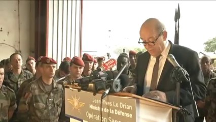 Centrafrique : Le Drian demande aux soldats français "d'enrayer la spirale d'exactions"