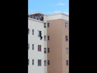 Un policier sauve un homme qui tente de se suicider.