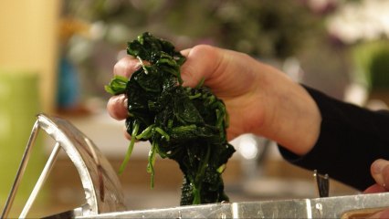 How to squeeze spinach