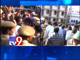 Digvijay's effigy burnt by Seemandhra Secretariat employees
