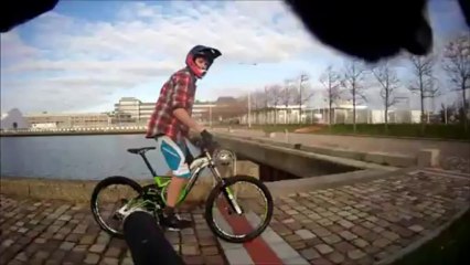 tom sur un muret a 3 m au dessus de l'eau