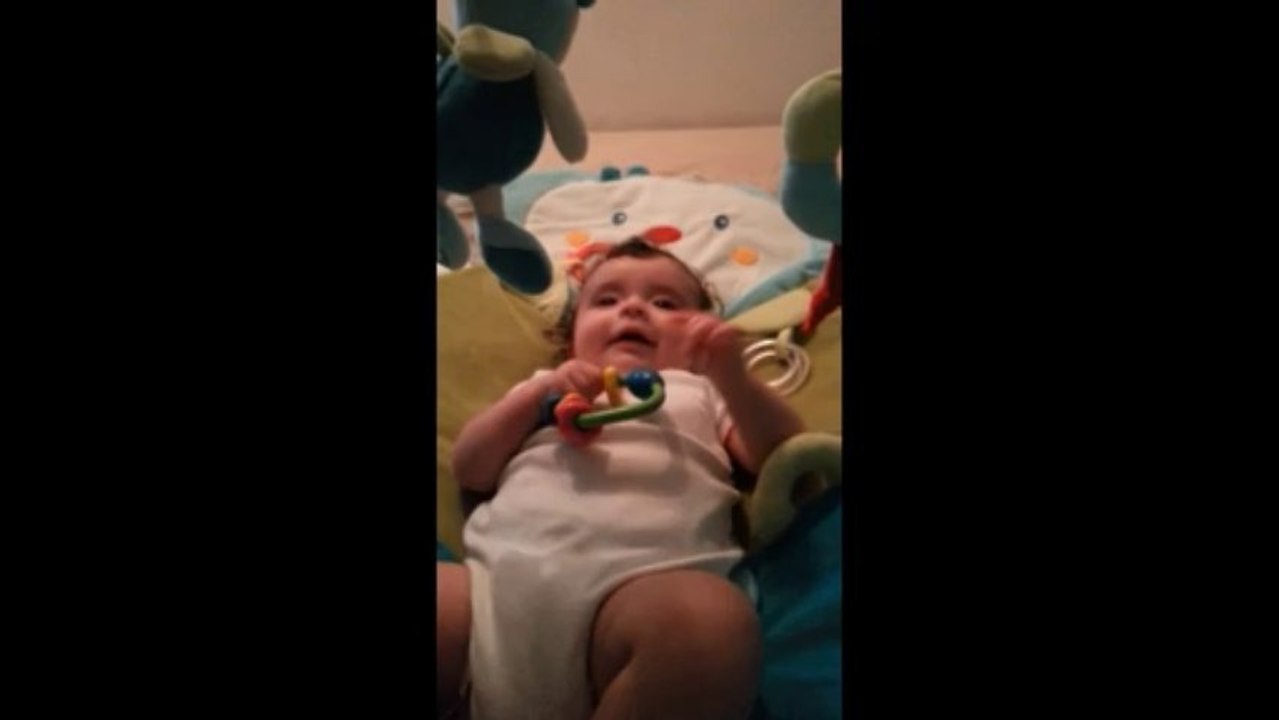 Première chatouille aux pieds