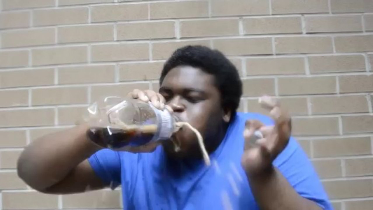 Boire du coca avec des mentos en bouche