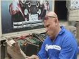 الأسطى كرم فني السيارات الملكية والكلاسيكية