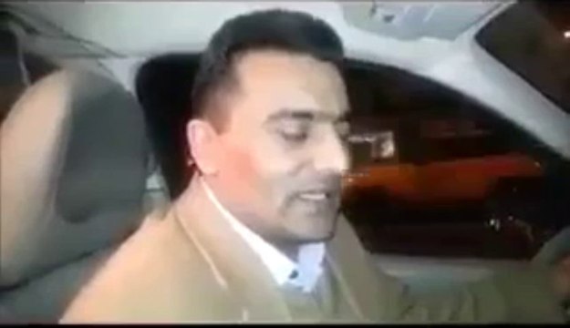 Taxi Driver’s Unique Way of Attracting Customers