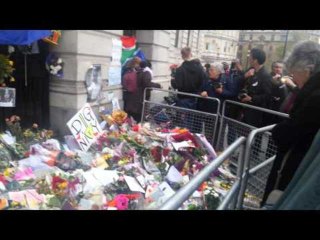 Floral tributes to Mandela in Trafalgar Square