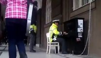 Un flic joue du piano dans les rues de Prague - Le plus cool des policiers!