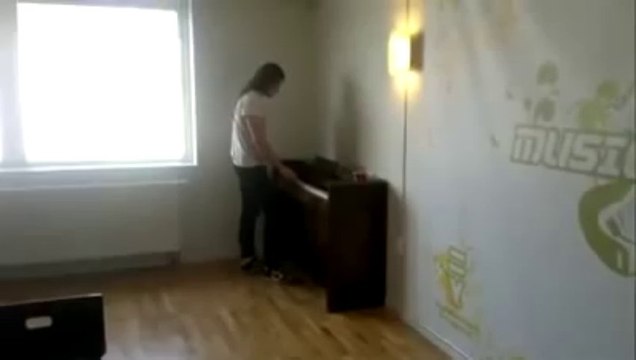 Chanteur de Death Metal fait un excerice de vocalise