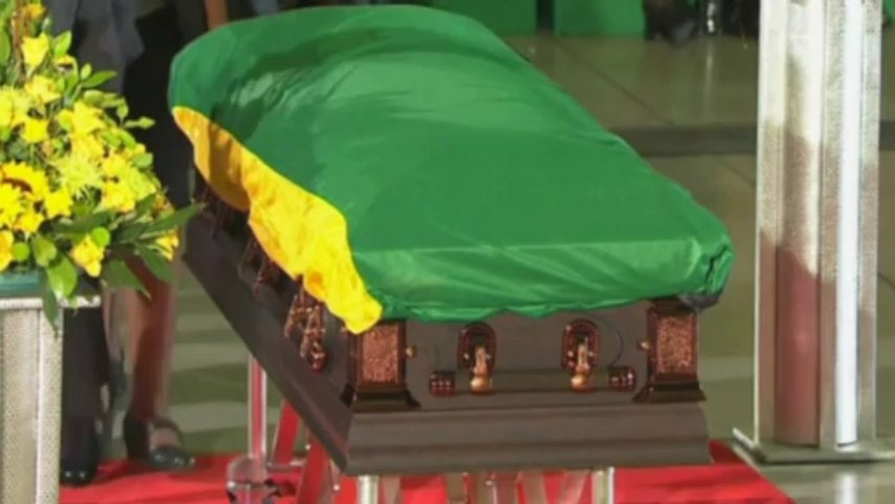 Nelson Mandela's body arrives in childhood village Qunu