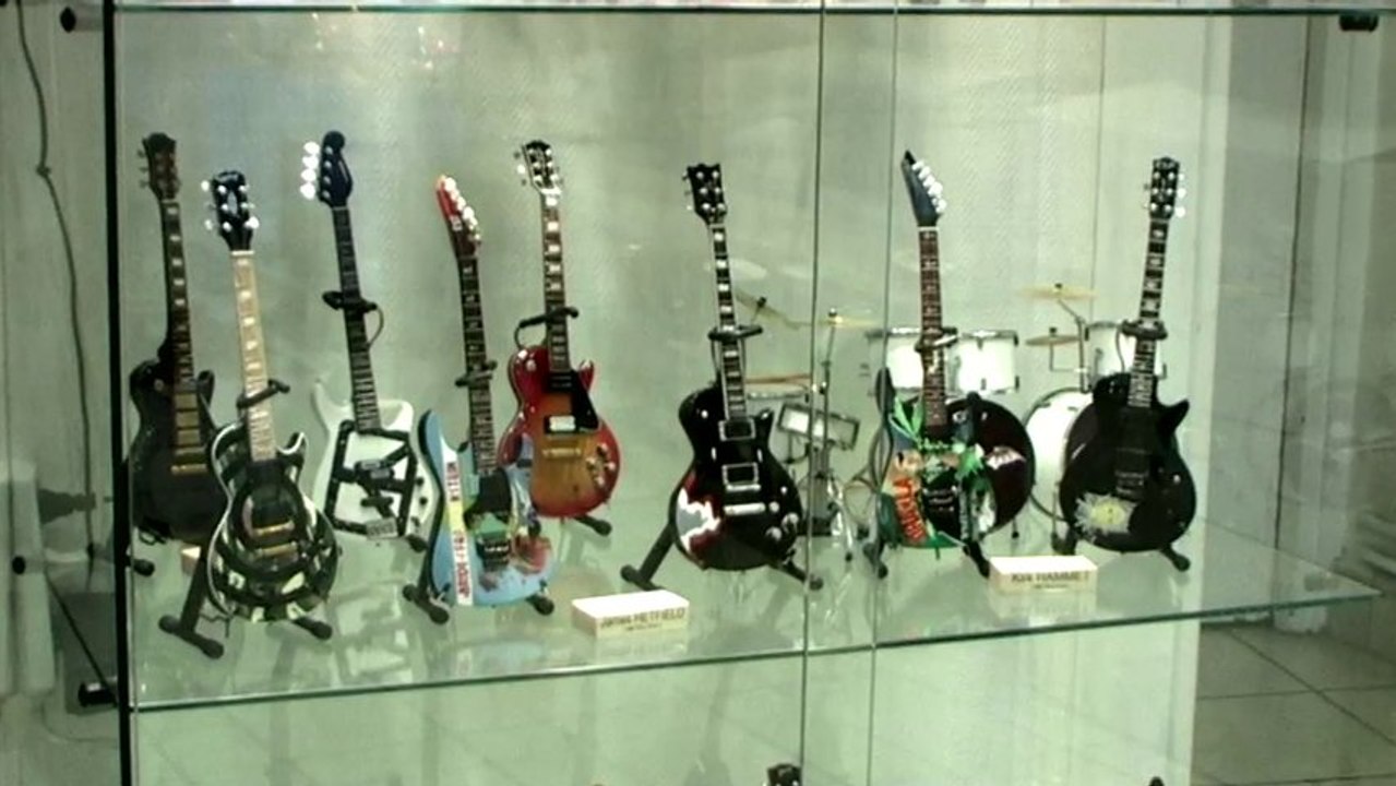 Cadeaux originaux à Vincennes : répliques de Guitares miniatures de collection chez Au Fil de avec Wei Khu Lao