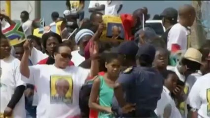 La dépouille de Mandela acclamée à son arrivée à Qunu, son village d'enfance
