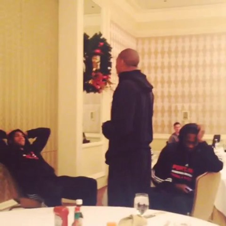 CJ McCollum et Allen Crabbe chantent joyeux anniversaire en français à Nicolas Batum