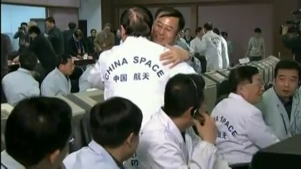 Mission lunaire chinoise : scène de joie dans la salle de contrôle
